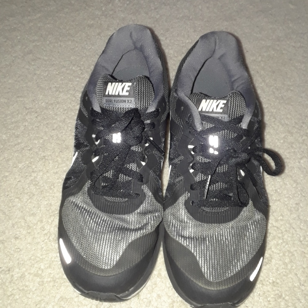 Dual Fusion Nike tennis shoes